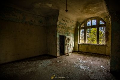 Ein Zimmer mit einem Fenster und einer Tür